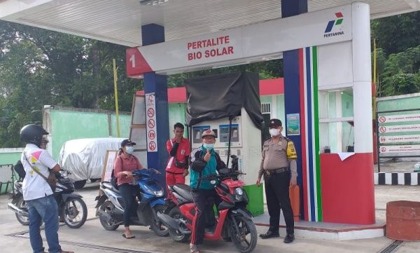 Cegah Penyalahgunaan, Bhabinkamtibmas Polsek Mandreh  Awasi Penyaluran BBM di SPBU