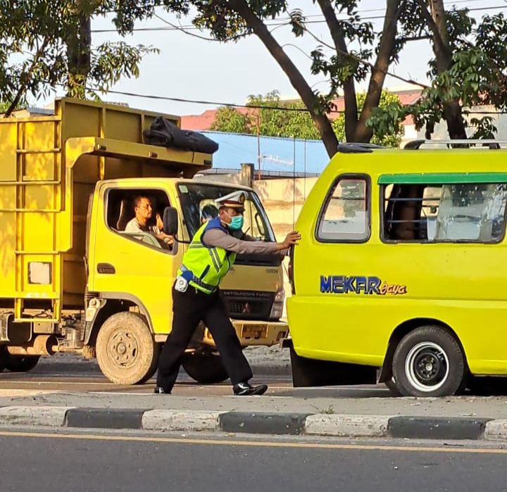 Cegah Kemacetan, Polantas di Medan Rela Dorong Angkot Mogok