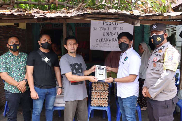 Pasca Kebakaran 8 Rumah, Polres Labuhanbatu Berikan Bantuan