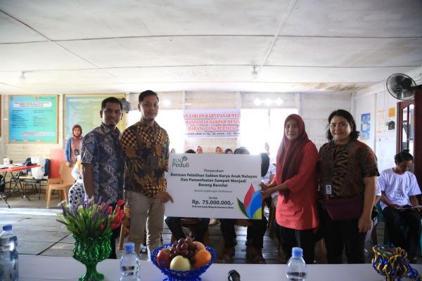 PLN Peduli Tingkatkan Kreatifitas Masyarakat dan Atasi Masalah Sampah di Kampung Nelayan Seberang