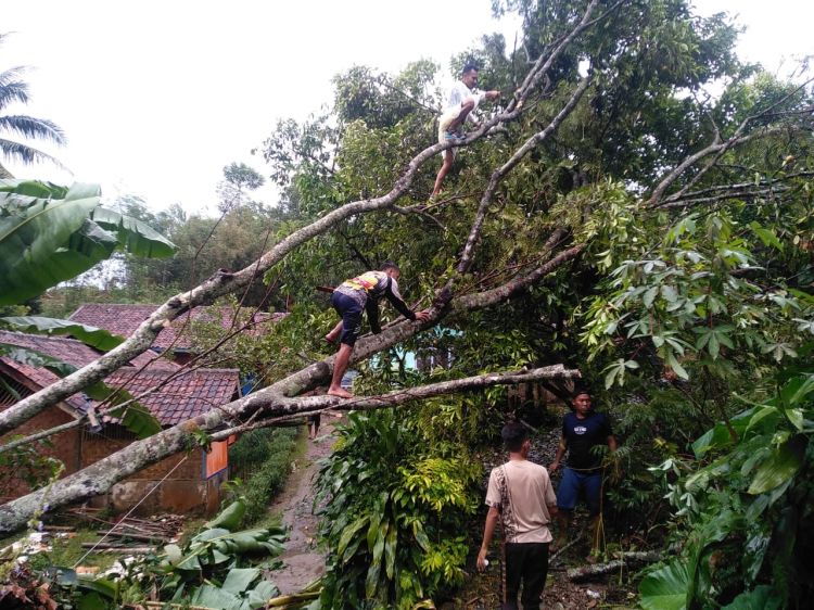 5 Desa di Sukabumi Diterjang Angin Puting Beliung Terjang