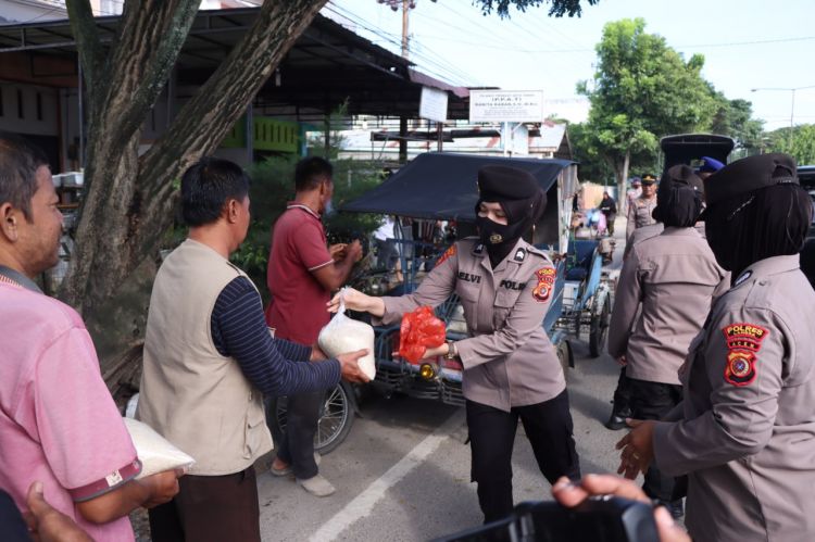 Bantu Warga Terdampak Kenaikan BBM, Polisi Sebar 300 Paket Beras di Langsa