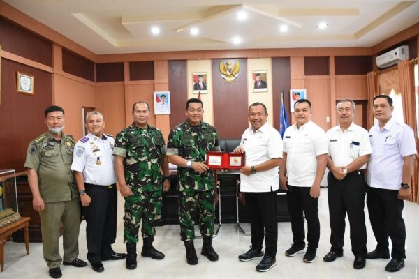Silaturahmi ke Kantor Wali Kota Sibolga, Danrem 023/KS Serahkan Buku Kisah KASAD