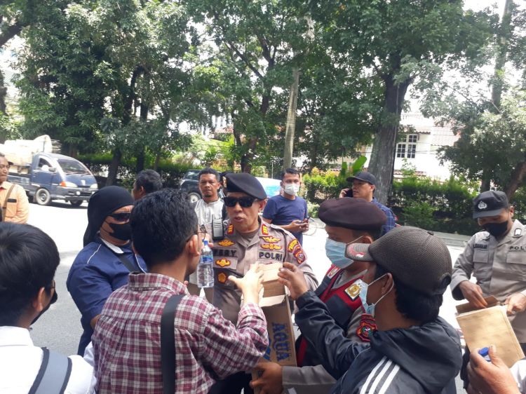Serba-serbi Demo Tolak Kenaikan BBM di Medan, Polisi Bagi - Bagi Air Mineral dan Pungut Sampah