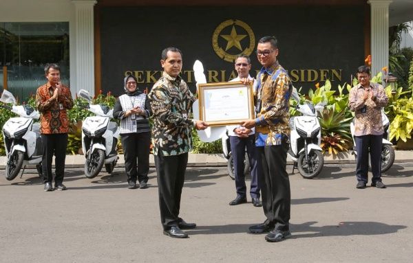 PLN Serahkan Sertifikat Energi Terbarukan untuk 5 Istana Kepresidenan