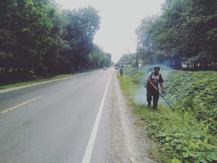 Pemkab Labura Bersihkan Bahu Jalan Kelurahan Bandar Durian