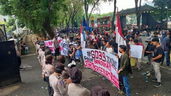 3 Gelombang Aksi Tolak Kenaikan Harga BBM Geruduk DPRD Sumut