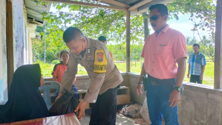 Peduli Warga Kurang Mampu, Polsek Lahewa Berikan Tali Asih
