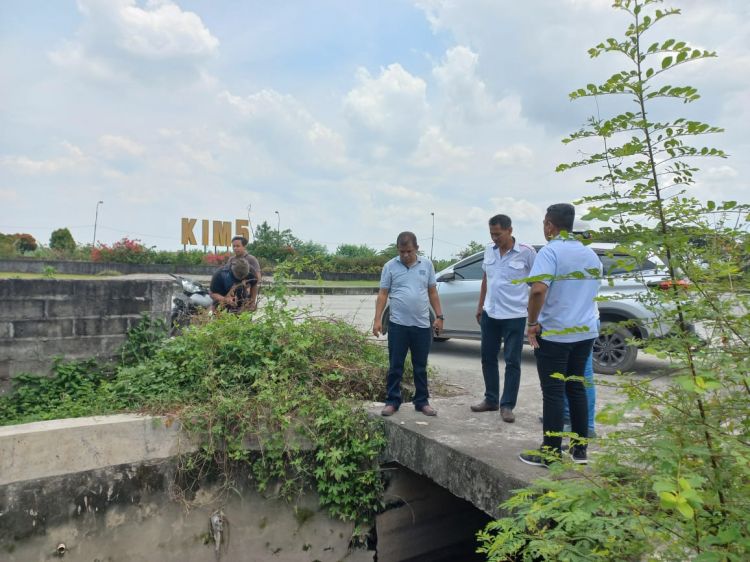 Gawat Bah ! Limbah Residu  Genangi Parit KIM II