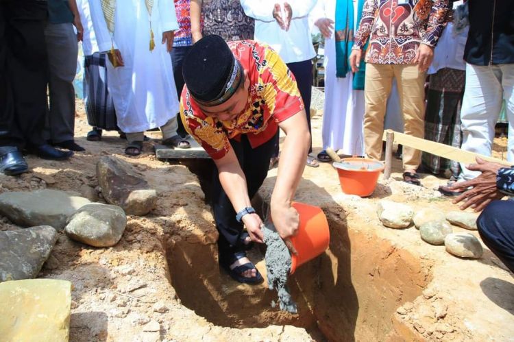 Bupati Labura Letakan Batu Pertama Pembangunan Masjid Al - Hidayah di Desa Damuli Kebun