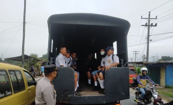 Pengemudi Angkot di Taput Aksi Mogok, Polisi Angkut Pelajar ke Sekolah Gunakan Truk Sabhara