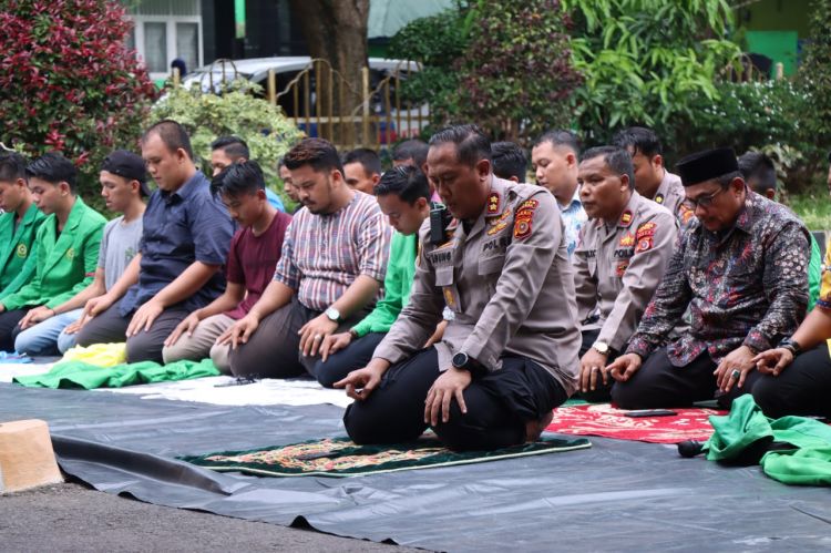 Kapolres Langsa Jadi Imam Shalat Dzuhur untuk Pendemo Tolak Kenaikan BBM