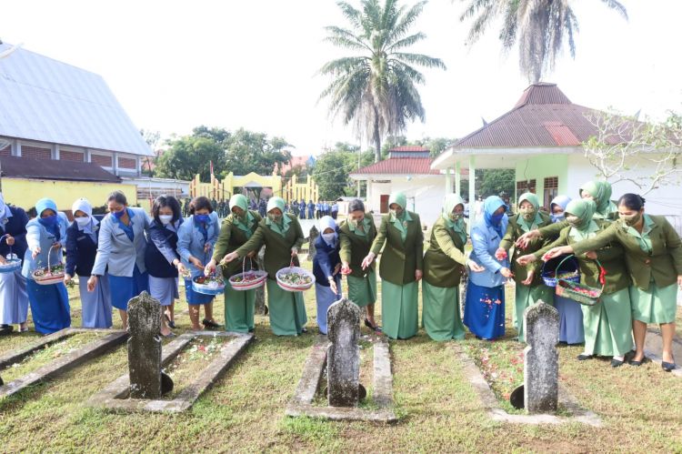 HUT TNI ke-77, Danrem 023/KS Pimpin Ziarah Makam Pahlawan