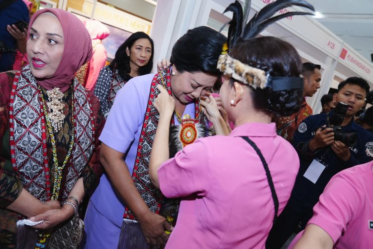Pererat Silaturahmi Ketua Umum Dharma Pertiwi Menghadiri Bazar Kreasi Bhayangkari Nusantara 2023