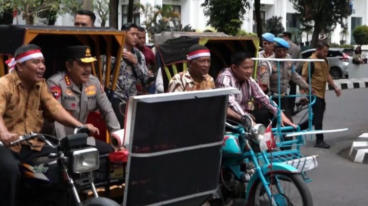 Waka Polri Komjen Agus Adrianto Naik Beca Bermotor Kota Medan