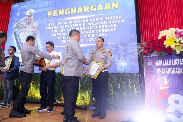 Kasat Lantas Labuhanbatu Terima Penghargaan Kapoldasu