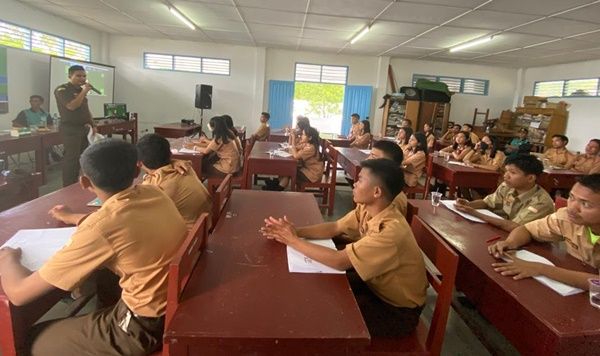 Akhir Pekan, Kejati Sumut dan Kejari Taput Kolaborasi Gelar Luhkum di SMA N 1 Muara