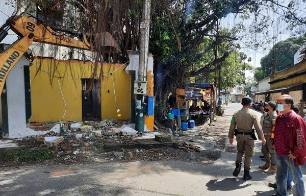Tim Gabungan Tertibkan Bangunan Liar di Atas Drainase di Medan Perjuangan