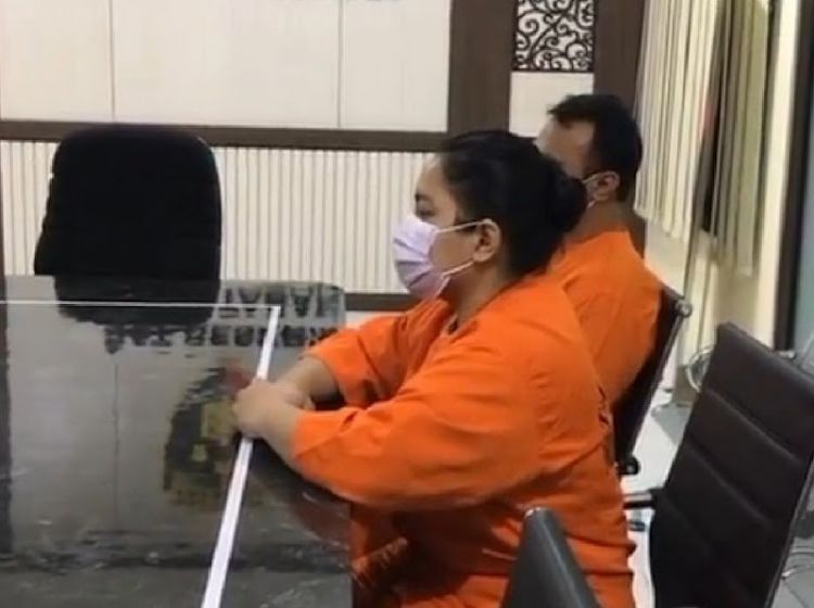 Ibu Ini Tega Rantai Leher dan Kaki Kedua Anaknya Hanya Karena Nakal