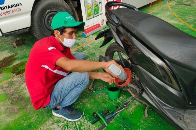 Tak Perlu ke Bengkel, Begini Cara Mengganti Oli Motor di Rumah