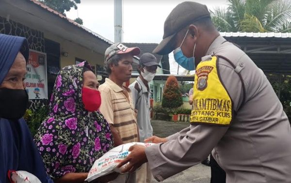 Polsek Batang Kuis Bagikan Bansos Kepada Masyarakat Terdampak Kenaikan Harga BBM