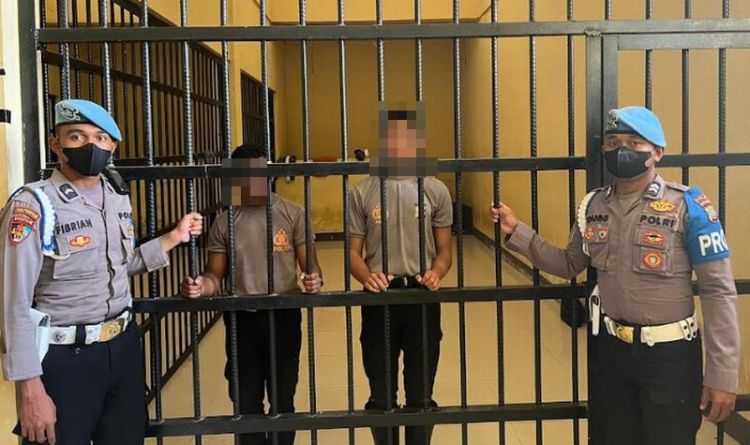Ada-ada Saja, Dua Oknum Polisi Jilat Kue HUT TNI, Sekarang Begini Nasibnya