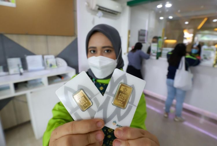 Harga Emas Melonjak ke Rp955 Ribu per Gram Hari Ini