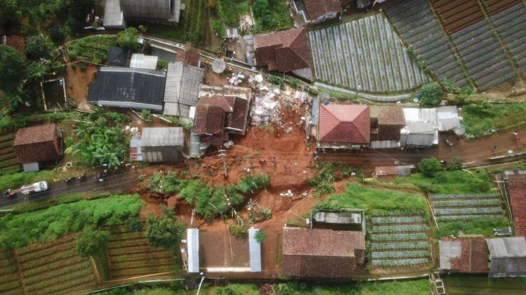Tanah Longsor Telan Tiga Korban di Sukabumi