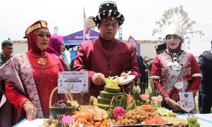 Pelepasan 77 Burung Merpati dan Balon Tandai Resepsi dan Syukuran HUT Kabupaten Labuhanbatu