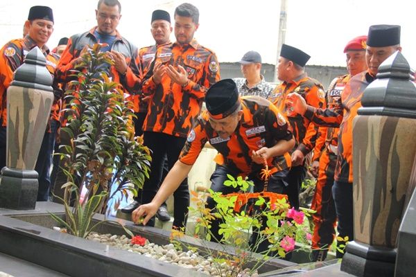 Rangkaian HUT ke 63, MPW Pemuda Pancasila Ziarah ke Makam Sesepuh