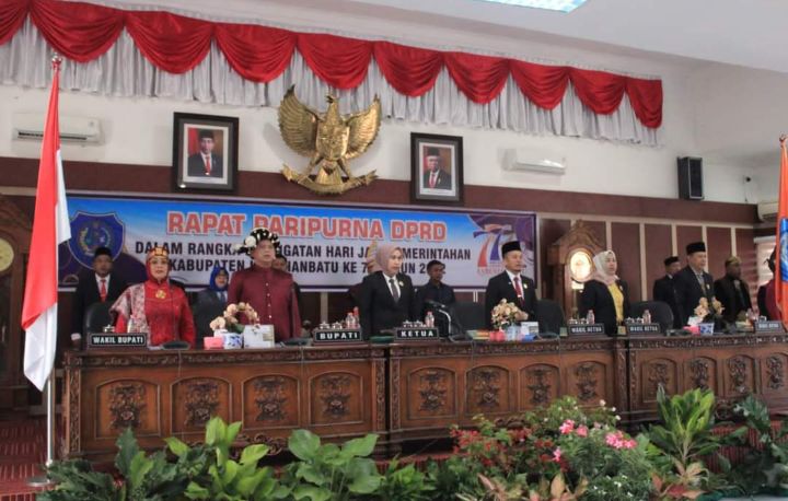Berpakaian Adat, Bupati dan Wakil Bupati Hadiri Sidang Paripurna HUT ke 77 Kabupaten Labuhanbatu