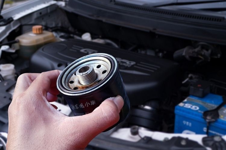 5 Masalah Pada Mobil Akibat Jarang Ganti Filter Oli