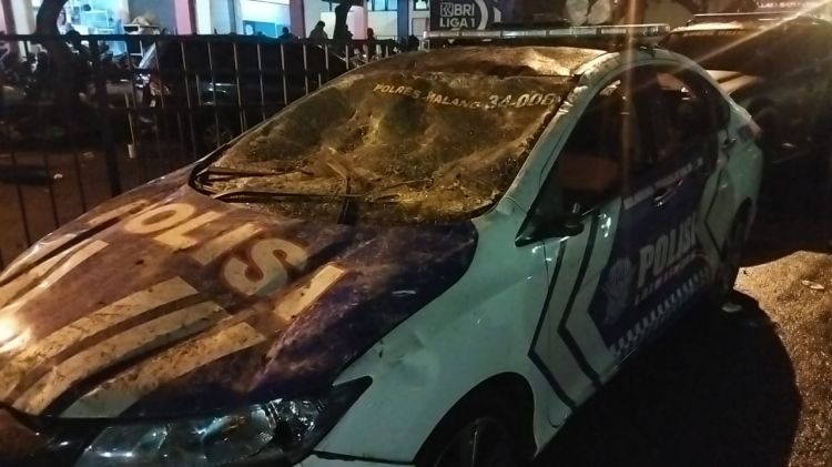 Dua Polisi Tewas, 10 Kendaraan Polisi Rusak saat Kerusuhan di Stadion Kanjuruhan Malang