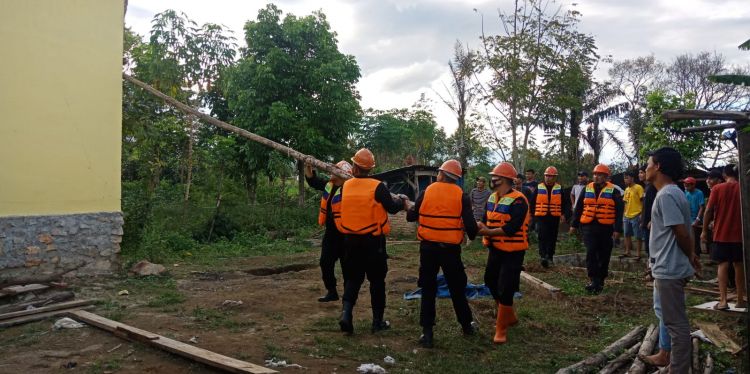 Quick Respon, Brimob Polda Sumut Bantu Warga Terdampak Gempa di Taput