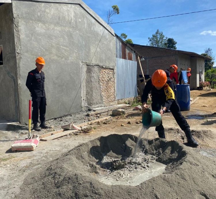 Brimob Polda Sumut Lakukan Pembangunan Rumah Korban Bencana Gempa Bumi Taput