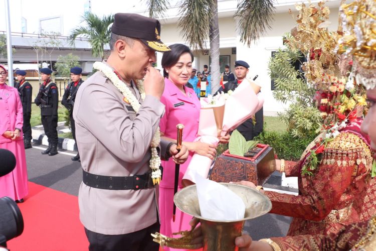 Kapolda Sumsel  Disambut Pengalungan  Bunga Hingga Tari Tanggai