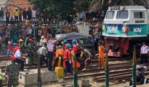 Jangan Panik, Lakukan Ini jika Mobil Anda Tiba-Tiba Mogok di Rel Kereta