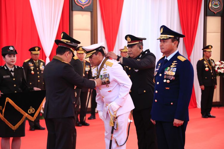 Jelang HUT ke-79 TNI, Panglima, KASAD, KASAL dan KASAU Diberi Bintang Bhayangkara