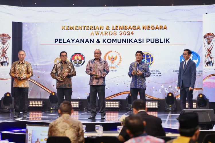 Polri Sabet Penghargaan Lembaga Dengan Pelayanan dan Komunikasi Terbaik