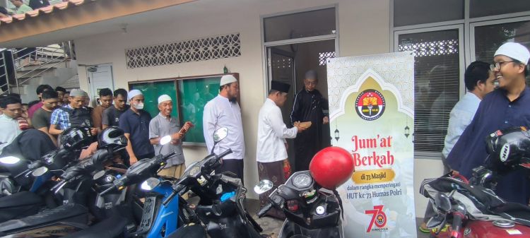 UMKM Kebagian Jumat Berkah Divisi Humas Polri, 14.600 Porsi Makanan Disebar ke 73 Tempat Ibadah