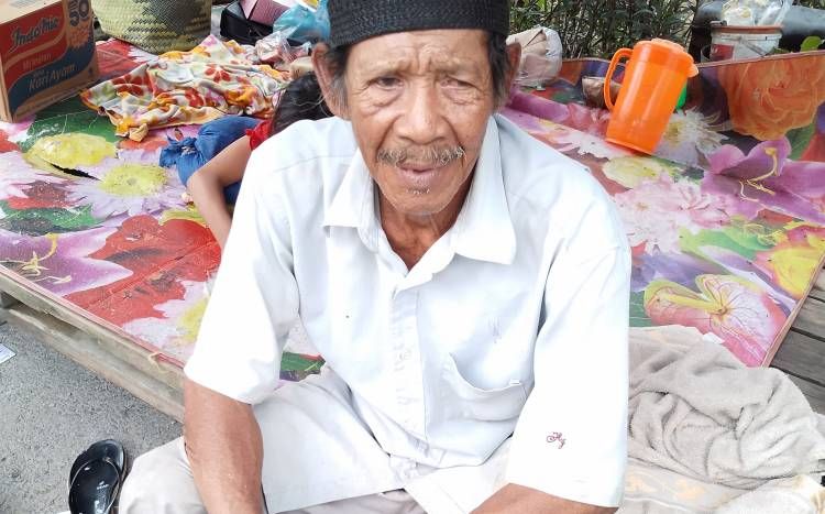 Bukan Cari Sensasi ! Pasang Tenda Plastik, Kek Hasibuan dan keluarga  Tidur di Jalan