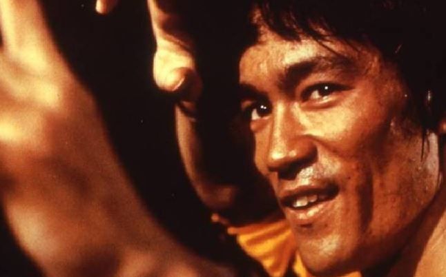 Peneliti Klaim Bruce Lee Kemungkinan Meninggal karena Kebanyakan Minum Air
