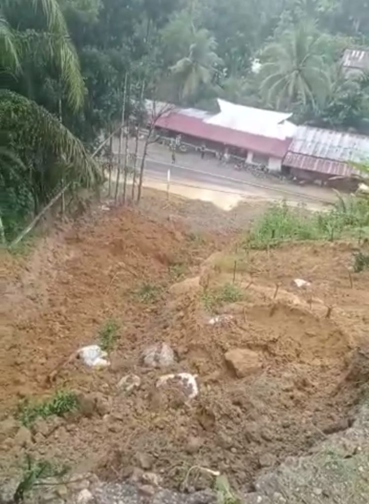 Pak Polisi, Pak Bupati !   Lapor, Ada Longsor di Pancurbatu