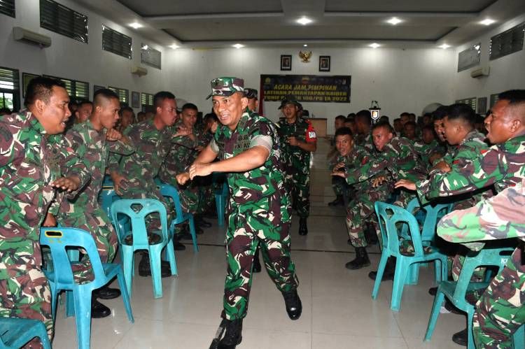 Anggota Yonif Raider 100/Prajurit Setia Harus Punya Kemampuan Handal