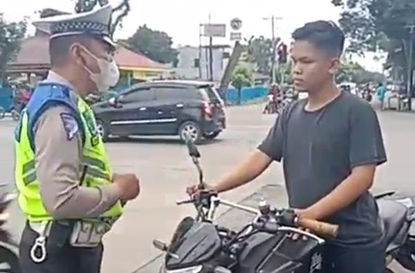 Polantas Polsek Medan Timur Tegur Warga Pelanggar Lalulintas