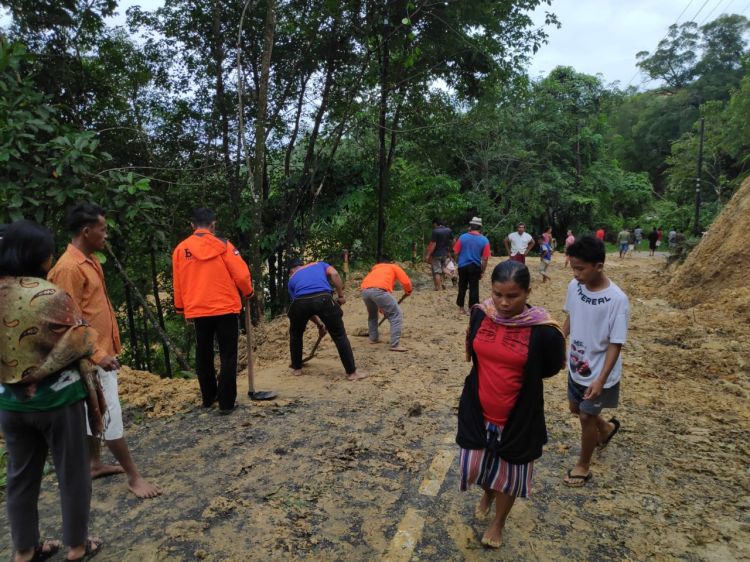 Jalan Nasional Kabupaten Tapanuli Tengah Kembali dapat Dilalui Kendaraan Pascalongsor