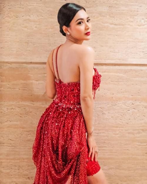 Tampil Hot  Pakai  Gaun Merah