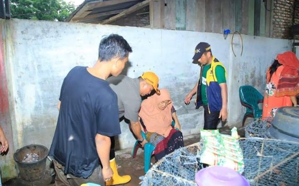 Kunjungi Lokasi Banjir, Bupati Labura Ikut Evakuasi Warga