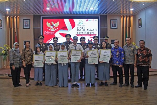 Dua Pegawai Kejati Sumut dan 6 Pelajar SMA Peroleh Penghargaan dari Kajati Idianto