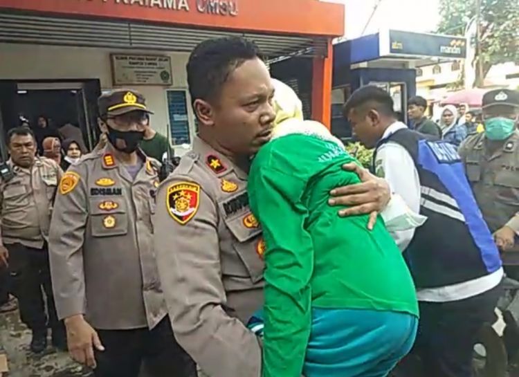 Kapolsek Medan Timur Gerak Cepat  Gendong Lansia  Terjatuh saat Acara Jalan Santai